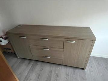 Gratis dressoir beschikbaar voor biedingen