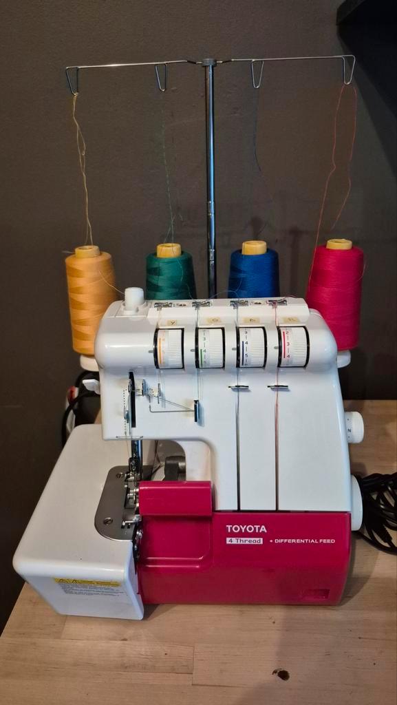 Toyota SL 1A All Models Overlocknaaimachine met draagtas, Hobby & Loisirs créatifs, Machines à coudre & Accessoires, Comme neuf