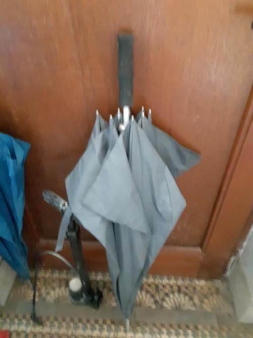 1 grand parapluie solide gris +pompe à vélo manomètre, Bijoux, Sacs & Beauté, Parapluies, Neuf, Gris, Enlèvement