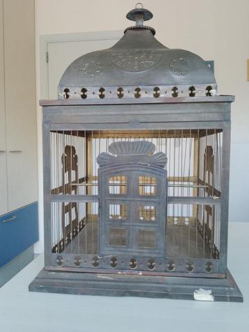 Decoratieve vogelkooi beschikbaar voor biedingen