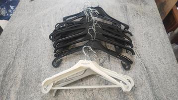 30-tal kleerhangers beschikbaar voor biedingen