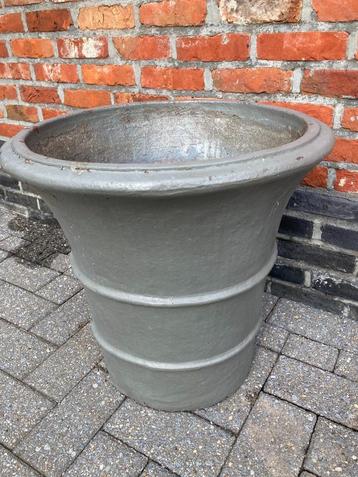 stenen bloempot  beschikbaar voor biedingen