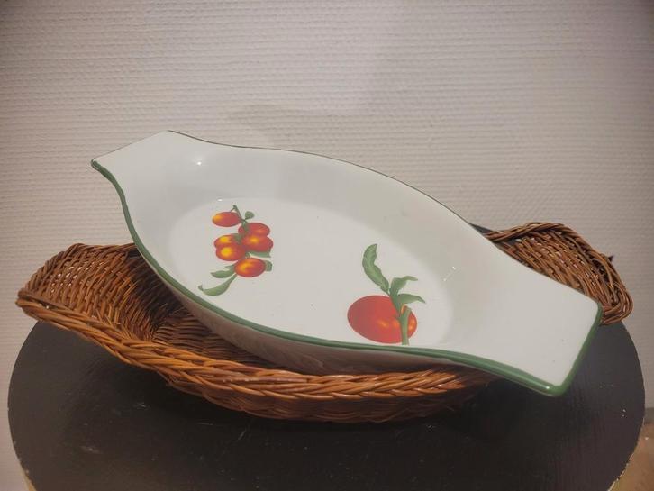 Keramische schotelset versierd met tomaten in een zijden man, Antiek en Kunst, Antiek | Schalen, Ophalen of Verzenden