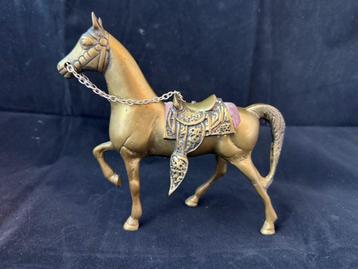 Bronzen paard in draf beschikbaar voor biedingen