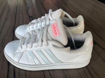 Adidas schoenen voor vrouwen maat 39 1/3 beschikbaar voor biedingen