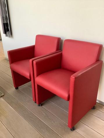 Twee fauteuils zetels modern rood op wielen  beschikbaar voor biedingen