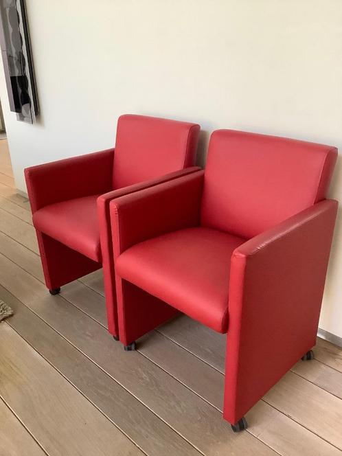Twee fauteuils zetels modern rood op wielen, Huis en Inrichting, Fauteuils, Zo goed als nieuw, Kunststof, 50 tot 75 cm, Minder dan 75 cm