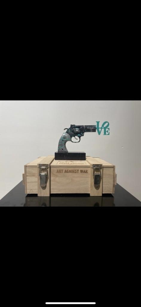 Van Apple — Kunst tegen oorlog — The Black Amex Love Gun, Antiek en Kunst, Kunst | Designobjecten, Ophalen of Verzenden