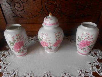 Vintage 2 vaasjes en potje met deksel beschikbaar voor biedingen