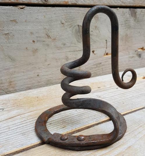 Handgemaakte smeedijzeren Jeanne d'Arc kandelaar, Huis en Inrichting, Woonaccessoires | Kandelaars en Kaarsen, Zo goed als nieuw
