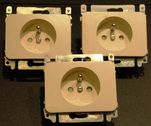 Niko PR20 CREME gebruikte diepe stopcontacten aan 5€/st, Doe-het-zelf en Bouw, Elektriciteit en Kabels, Gebruikt, Stekker, Ophalen of Verzenden