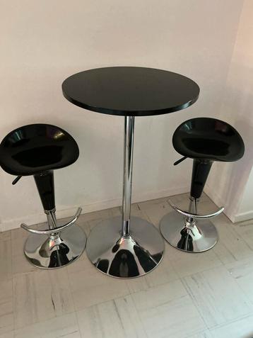 Tafel en 2 zwarte barkrukken - chromen poten -perfecte staat beschikbaar voor biedingen