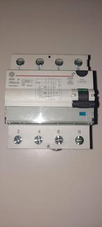 Interrupteur de perte de courant 40A 4P 300mA Type B, Bricolage & Construction, Électricité & Câbles, Comme neuf, Interrupteur