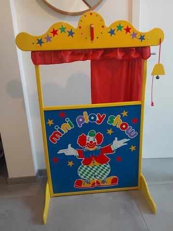 Poppenkast beschikbaar voor biedingen