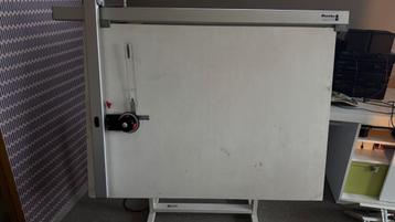 Tekentafel met lat op voet incl lamp beschikbaar voor biedingen