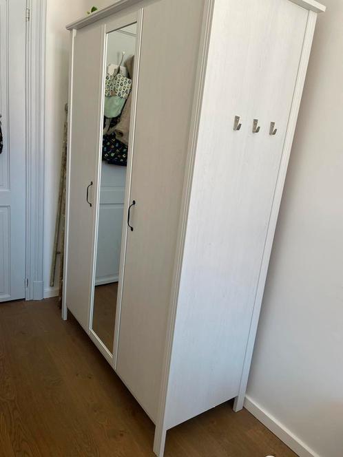 IKEA Brusali 3-deurs witte kledingkast - zeer goede staat, Huis en Inrichting, Kasten | Kleerkasten, Zo goed als nieuw, 150 tot 200 cm