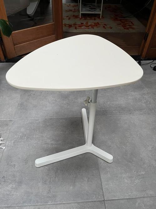 IKEA laptoptafeltje – mat wit – in zeer goede staat, Huis en Inrichting, Tafels | Statafels, Zo goed als nieuw, Ophalen