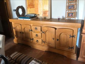Massieve houten dressoir/kast beschikbaar voor biedingen