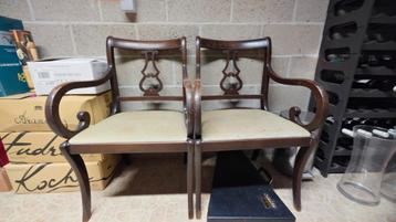 2 mooie stoelen in hout beschikbaar voor biedingen