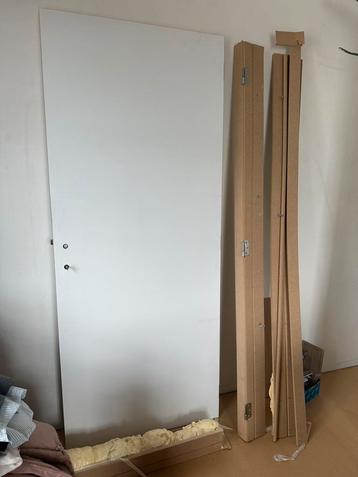 Porte + armoire + loquet disponible aux enchères