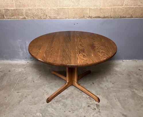 Ronde vintage tafel massief eiken seventies, Huis en Inrichting, Tafels | Eettafels, Gebruikt, Vier personen, Rond, Eikenhout