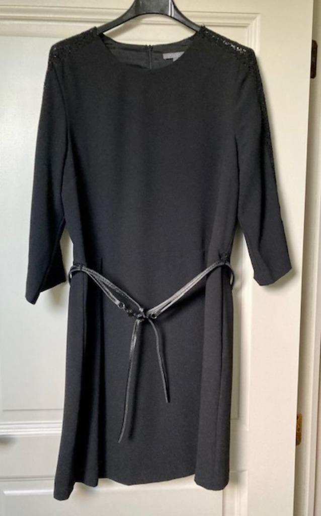 Zwart kleedje van het merk KOCCA, Kleding | Dames, Jurken, Zo goed als nieuw, Maat 38/40 (M), Zwart, Knielengte, Ophalen of Verzenden