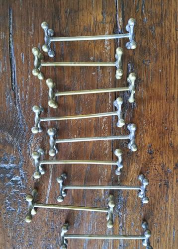 Ensemble de 9 anciens porte couteaux, Enlèvement