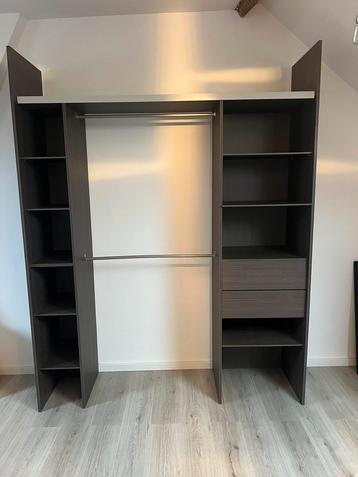 Vestiaire, armoire ouverte 