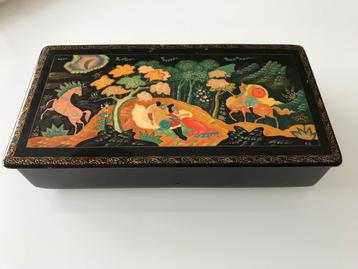 Mooie zwart rood oude lakdoos lak doos decor beschikbaar voor biedingen