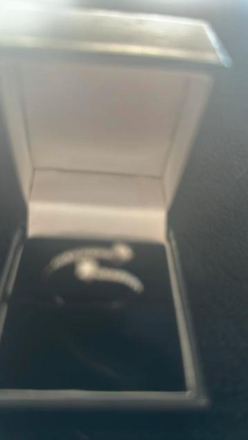 Wit goud ring beschikbaar voor biedingen