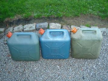 3 JerryCans in goede staat met tuit beschikbaar voor biedingen