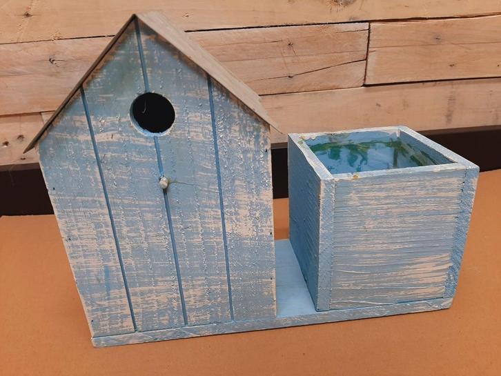 Houten vogelhuisje met bloempakje, Tuin en Terras, Vogelhuisjes en Vogelbaden, Nieuw, Ophalen