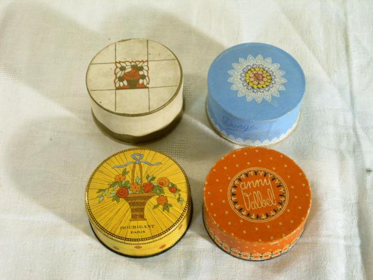Vier gevulde oude poederdozen., Antiek en Kunst, Curiosa en Brocante, Ophalen of Verzenden