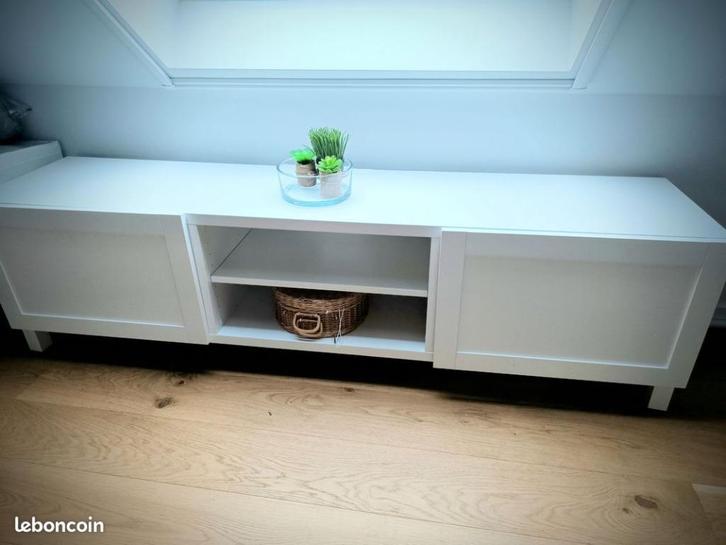Besta tv-meubel op poten met deuren en planken IKEA 180€, Huis en Inrichting, Kasten |Televisiemeubels, Zo goed als nieuw, Minder dan 100 cm
