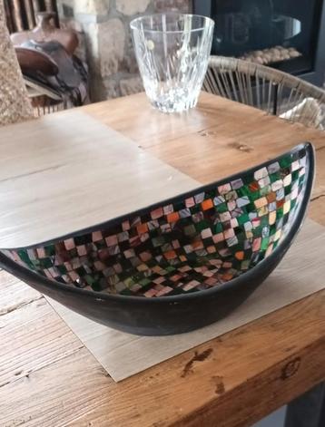 Schaal met glazen kleursteentjes beschikbaar voor biedingen