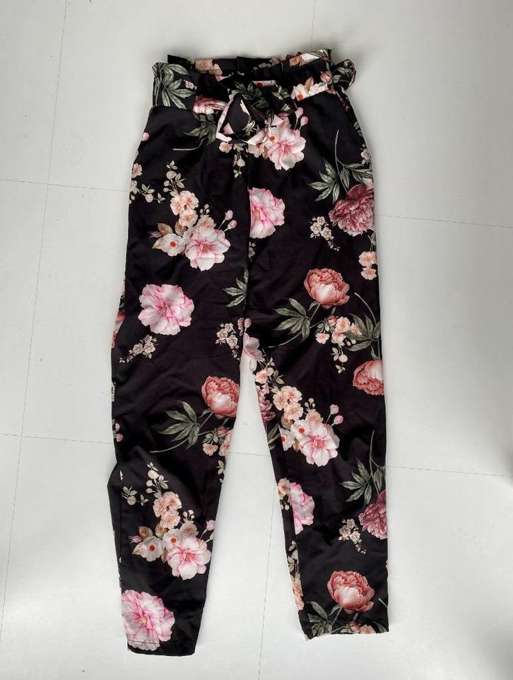 Luchtige zwarte 7/8 zomerbroek met bloemenprint (Moggy's), Kleding | Dames, Broeken en Pantalons, Zo goed als nieuw, Maat 36 (S)
