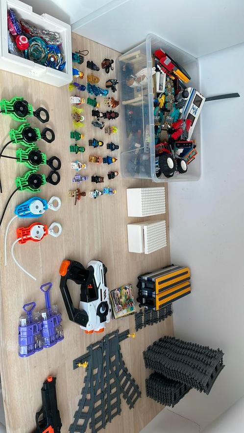 Lego + beyblades + speelgeweertjes, Divers, Lots de brocante, Utilisé, Enlèvement ou Envoi