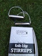 Lot de 2 étriers NEUFS "Knife-Edge" (Stubben), Animaux & Accessoires, Chevaux & Poneys | Brides & Harnachement, Enlèvement ou Envoi