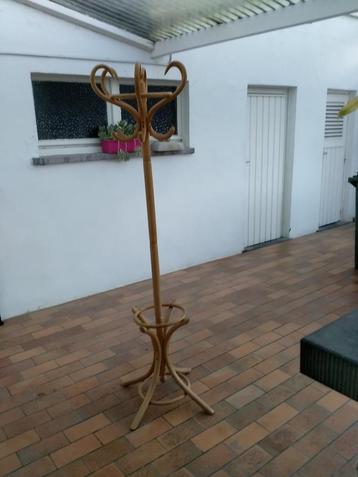 Houten kapstok beschikbaar voor biedingen