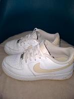 Basket femme Nike Air force 1/blanc et beige 37,5, Ophalen, Gedragen, Wit