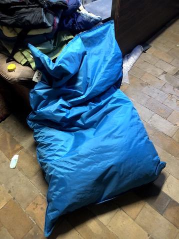 Blauwe zitzak  beschikbaar voor biedingen