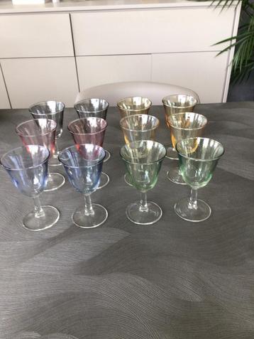 Gekleurde glazen beschikbaar voor biedingen