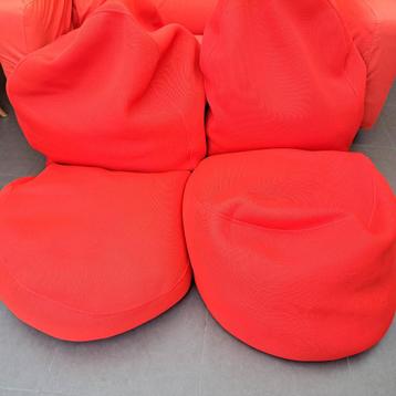 2 rode zitzakken van Ikea