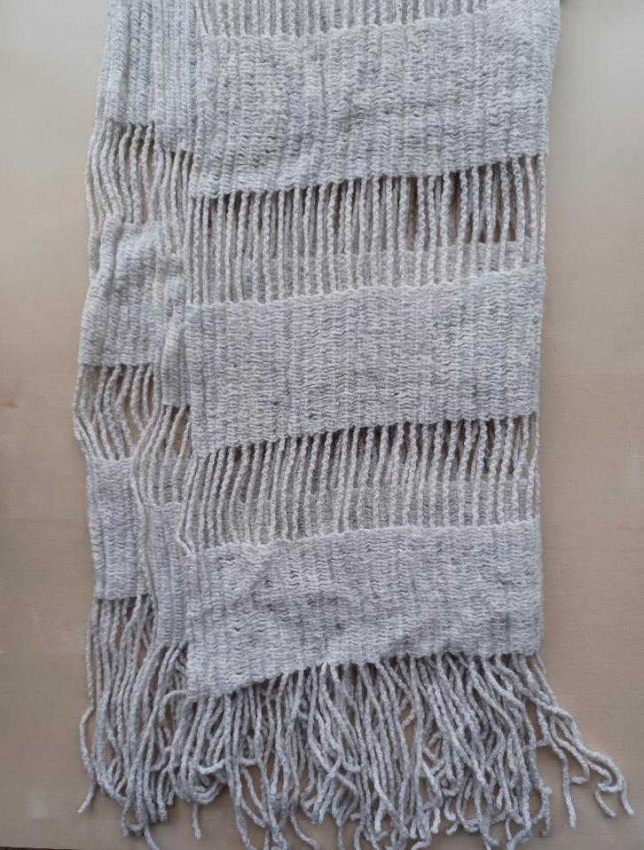 Sjaal lichtgrijs, Kleding | Dames, Mutsen, Sjaals en Handschoenen, Zo goed als nieuw, Sjaal, Ophalen of Verzenden