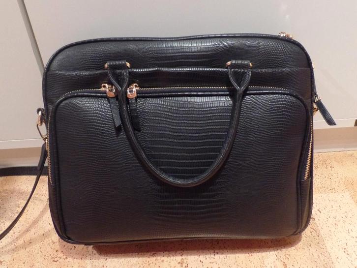 Nieuwe schoudertas met ruimte voor laptop, Handtassen en Accessoires, Tassen | Schoudertassen, Zo goed als nieuw, Zwart, Ophalen of Verzenden
