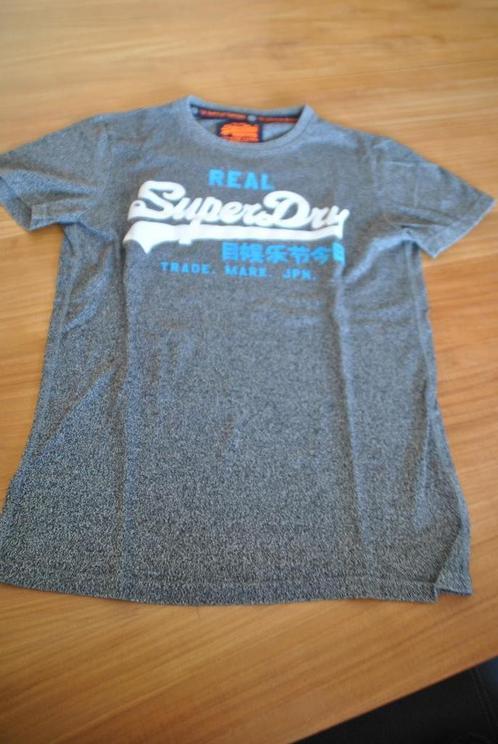 Heel mooi grijs t-shirt Superdry maat S + gratis t-shirt, Kleding | Heren, T-shirts, Zo goed als nieuw, Maat 46 (S) of kleiner