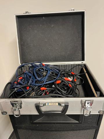 Aluminium audiokoffer met diverse kabels (jack, RCA, enz.), Musique & Instruments, Enlèvement, Comme neuf