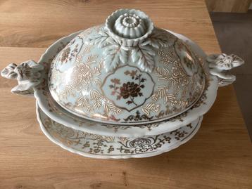 Klassieke soepterrine met schotel beschikbaar voor biedingen