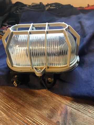 Waterdichte kelder- of buitenlamp beschikbaar voor biedingen