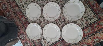 Eet servies. ( Zo goed als nieuw ) nooit gebruikt...17 stuks beschikbaar voor biedingen
